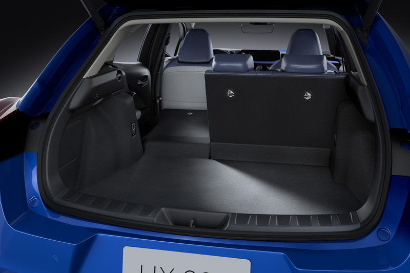 フロントシートより座面が高い「スタジアムレイアウト」のリアシート。6：4分割可倒でラゲッジスペースの拡大が可能