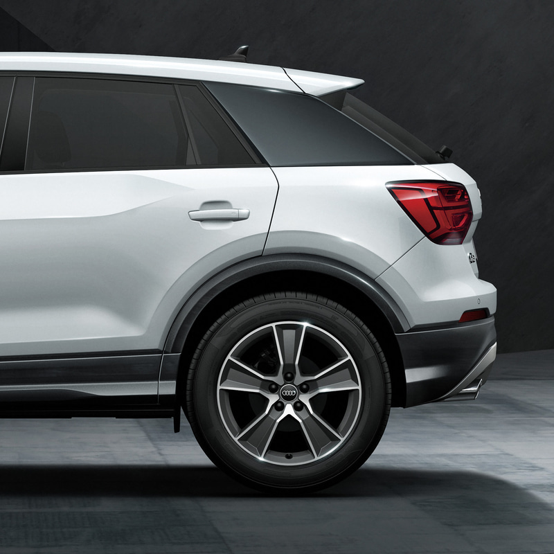 グレーのバンパーや5アームオフロードスタイルの18インチアルミホイール（Audi Sport）でSUVらしいタフさを演出