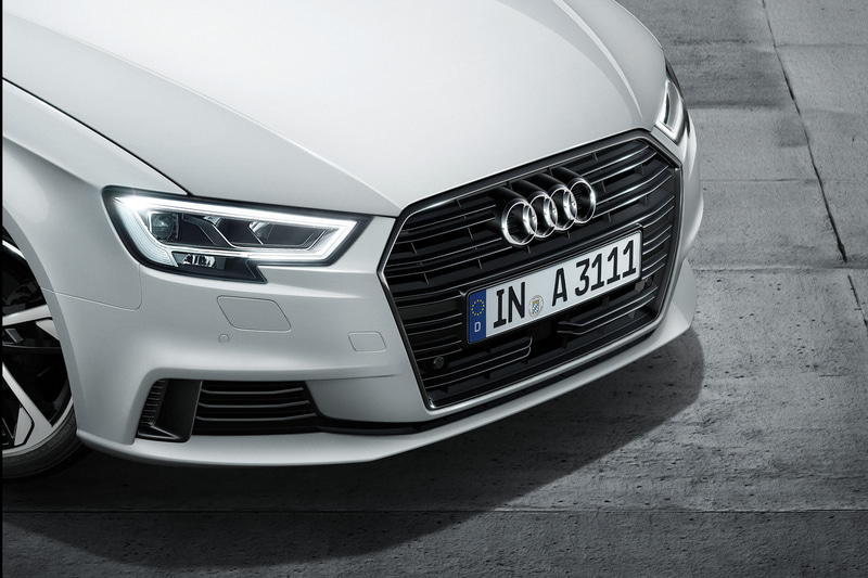 シングルフレームグリルやルーフレール（スポーツバックのみ）などをブラック塗装とすることで精悍さを演出。前席スポーツシートには赤のアクセントラインを取り入れた