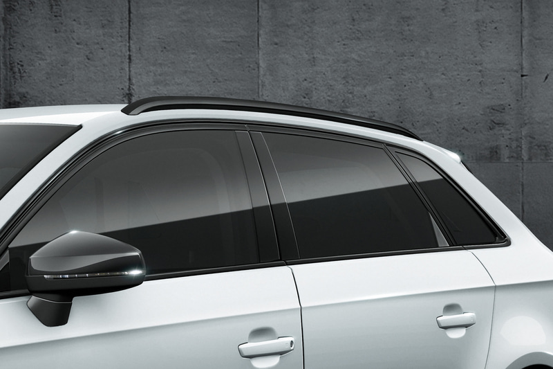 シングルフレームグリルやルーフレール（スポーツバックのみ）などをブラック塗装とすることで精悍さを演出。前席スポーツシートには赤のアクセントラインを取り入れた