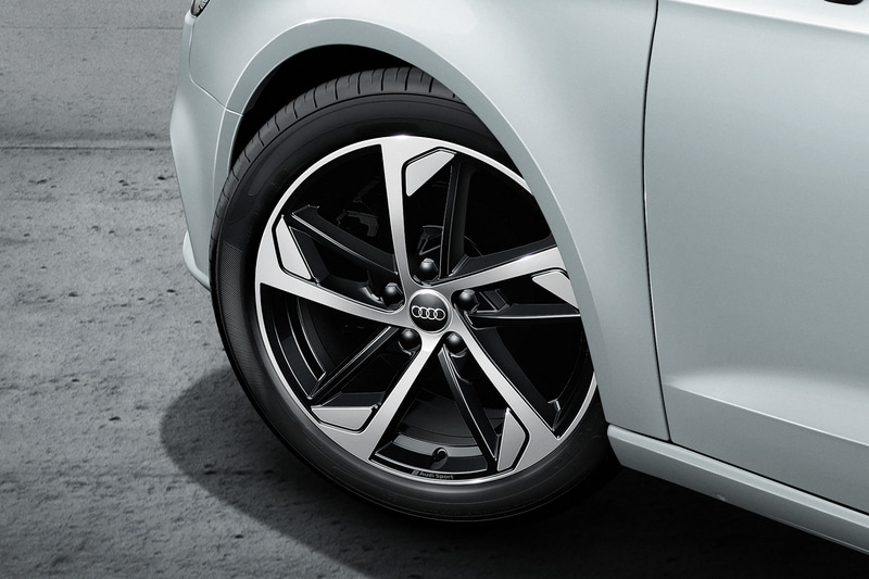 シングルフレームグリルやルーフレール（スポーツバックのみ）などをブラック塗装とすることで精悍さを演出。前席スポーツシートには赤のアクセントラインを取り入れた