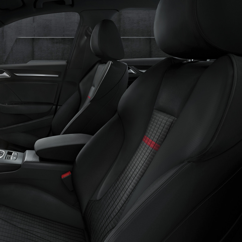 シングルフレームグリルやルーフレール（スポーツバックのみ）などをブラック塗装とすることで精悍さを演出。前席スポーツシートには赤のアクセントラインを取り入れた