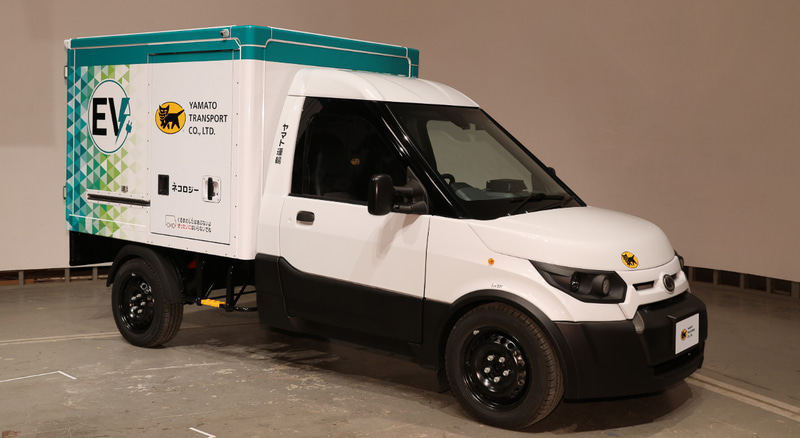 女性でも乗り込みやすいシートなどを採用した小型商用EVトラック