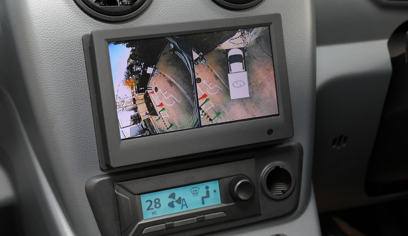 360度車両の死角を視認することができる「マルチビューモニター」：車両を真上から見下ろした映像が映し出される「バードビュー」に加えて、走行中シフトレバーがD（ドライブ）レンジにあるときは車両前方下部が、R（リバース）レンジにあるときは車両後方下部が、さらに方向指示器を左右に操作したときにはそれぞれ左右のドアミラーの死角となる側面下部がモニターに映し出される