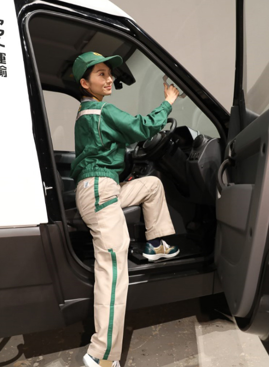 女性でも乗り降りしやすく、体への負担を低減した運転席シート：業務中、1日平均200回の乗降を考慮してシート高を普通乗用車並みとした。加えてドア側（外側）のシート側面をフラットにすることで乗降性をさらに向上。さらに、素早く温感を得ることができるシートヒーターも標準装備した