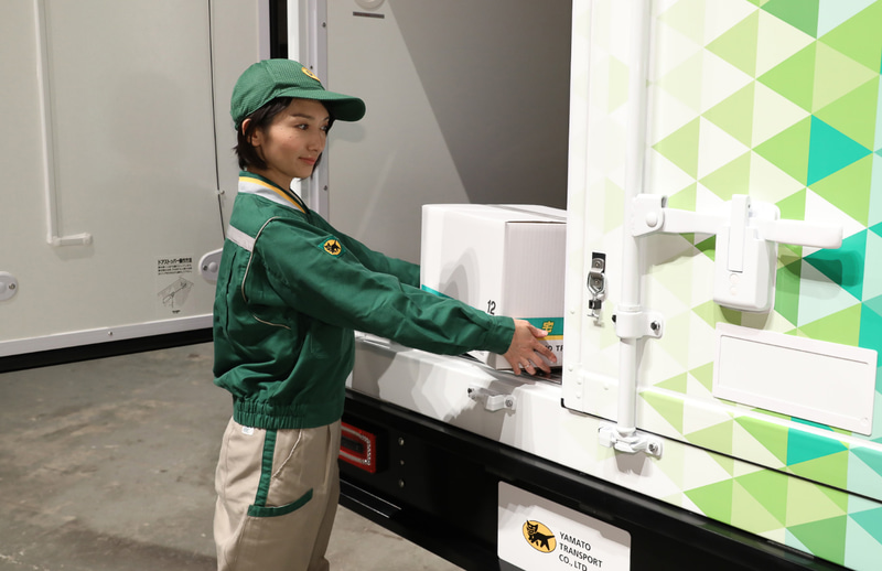 荷物の積み下ろし時の体への負担を最も軽減する「地上高90cmの荷室床面」：低すぎる、高すぎる荷室は、荷物の積み下ろしに際しての足腰への負担が最も大きくなる。大きく屈むことなく、また荷室に乗り込むこともなく荷物の積み下ろしを行なえ、最も体に負担をかけない設計として、荷室床面を90cmの地上高とした