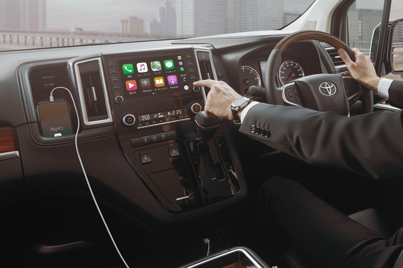 8インチ画面の「ディスプレイオーディオ」を全車標準装備して「SDL（スマートデバイスリンク）」対応アプリを利用可能。「Apple CarPlay」「Android Auto」はオプション対応となる