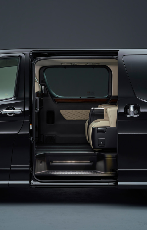 両側パワースライドドアの開口幅を1000mmに設定。ステップやグリップなどを用意して乗降性を高めた