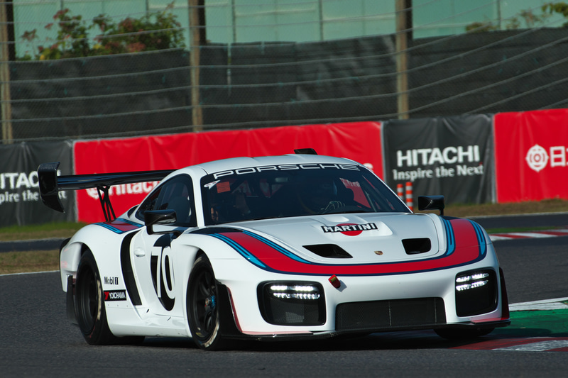 ポルシェが2018年9月に発表したサーキット走行専用車両「Porsche 935 Flatnose」が登場。ポルシェ「911 GT2 RS」をベースに1978年に登場した「935」のフラットノーズシルエットを再現。水平6気筒 3.8リッターツインターボエンジンを搭載して最高出力は700馬力、販売台数は77台限定