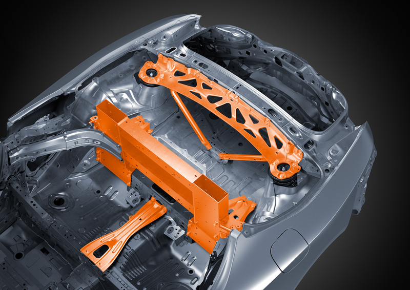 ボディ全体の構造やブレースの最適な配置・形状を作りこみ、ドライバーの意図に忠実な運動性能を実現