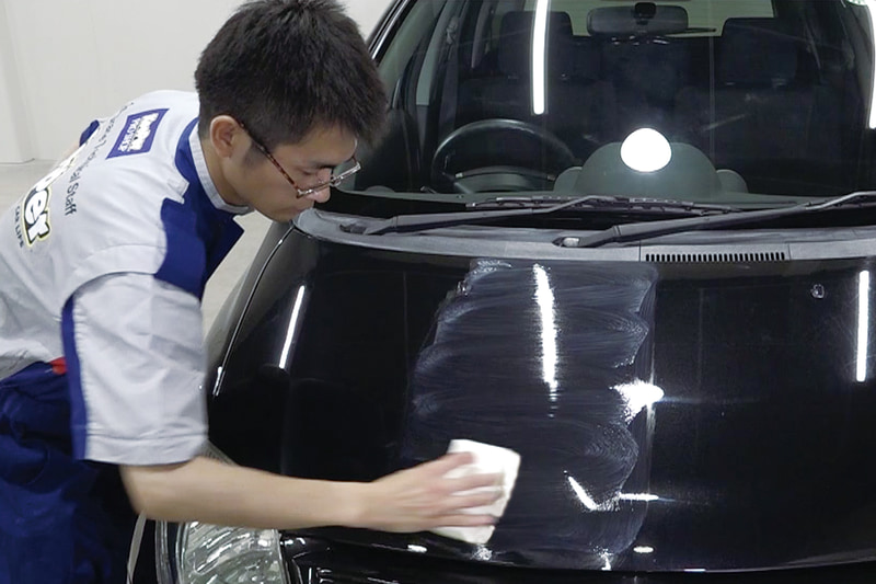 ボディ表面に専用ケミカルを塗布して拭き上げるだけで、ボディ表面に発生した無機質ミネラルの膜を除去。ボディコーティング直後のようなツヤや水はじきを復活させる