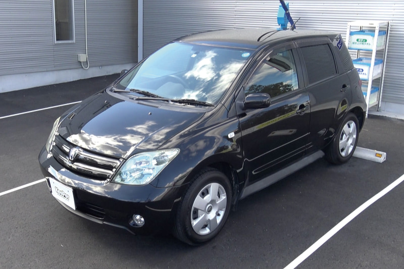 ボディ表面に専用ケミカルを塗布して拭き上げるだけで、ボディ表面に発生した無機質ミネラルの膜を除去。ボディコーティング直後のようなツヤや水はじきを復活させる