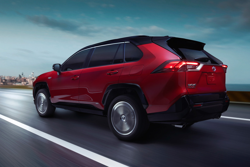 大容量リチウムイオンバッテリーを採用し、システム出力を約225kW（302HP）に強化。0-60マイル/h（0-96km/h）加速は5.8秒をマークする