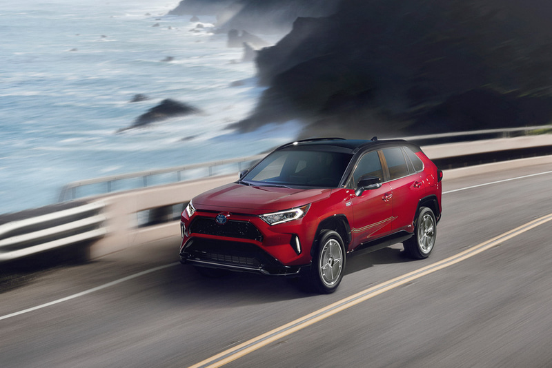 大容量リチウムイオンバッテリーを採用し、システム出力を約225kW（302HP）に強化。0-60マイル/h（0-96km/h）加速は5.8秒をマークする