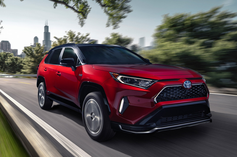 大容量リチウムイオンバッテリーを採用し、システム出力を約225kW（302HP）に強化。0-60マイル/h（0-96km/h）加速は5.8秒をマークする