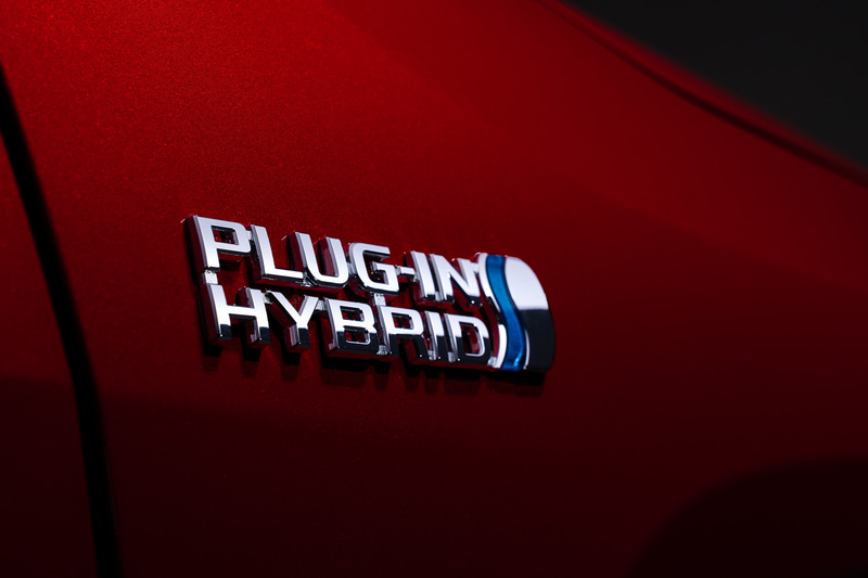 ボディ側面に充電ポートを用意。PHVであることを示すエンブレムなどを装着する