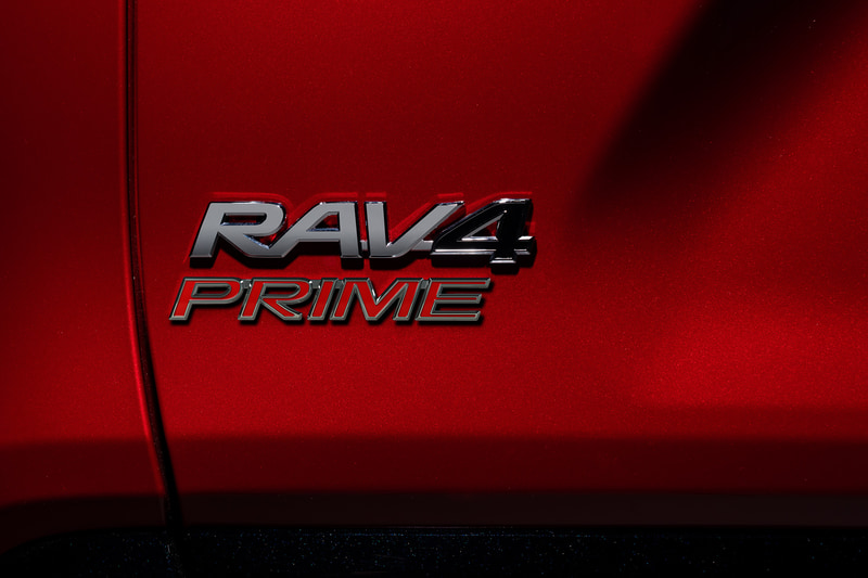 ボディ側面に充電ポートを用意。PHVであることを示すエンブレムなどを装着する