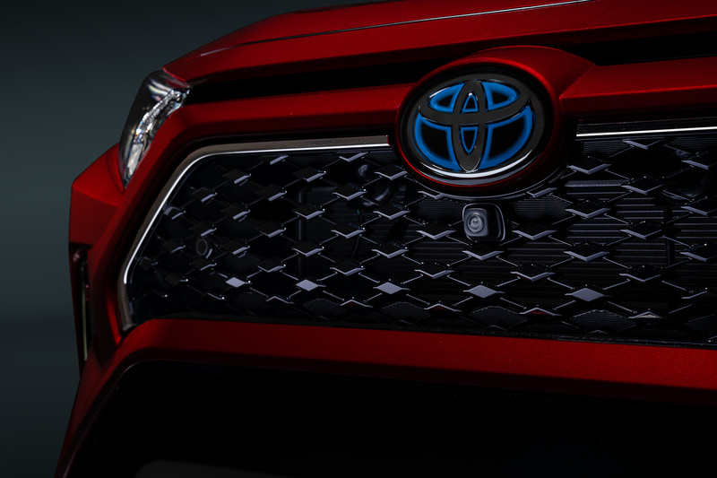 ワイド感や低重心感を演出する専用のミッドグリルとロアバンパーを採用。19インチアルミホイールも専用デザインとなる