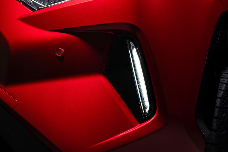 ワイド感や低重心感を演出する専用のミッドグリルとロアバンパーを採用。19インチアルミホイールも専用デザインとなる