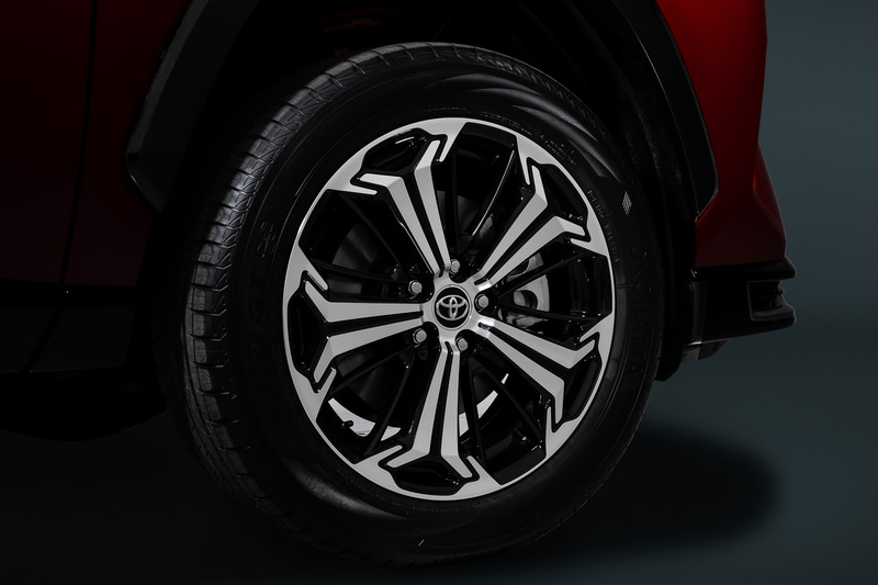 ワイド感や低重心感を演出する専用のミッドグリルとロアバンパーを採用。19インチアルミホイールも専用デザインとなる