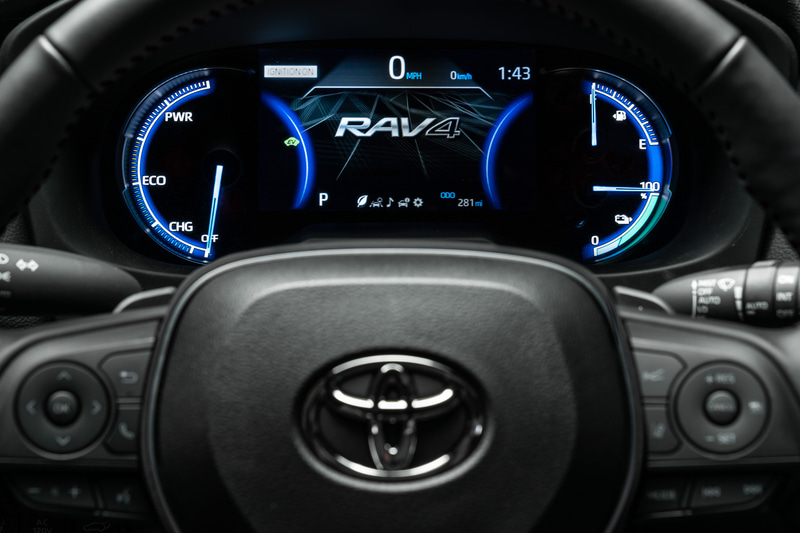 ヘッドアップディスプレイや9インチ ディスプレイオーディオをRAV4初採用