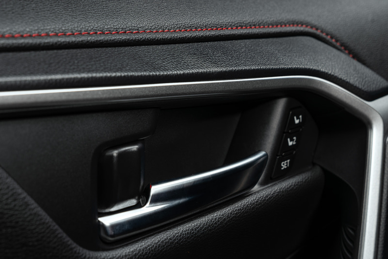 シートやステアリング、シフトセレクター、インテリアトリムなどにはレッドステッチが施される