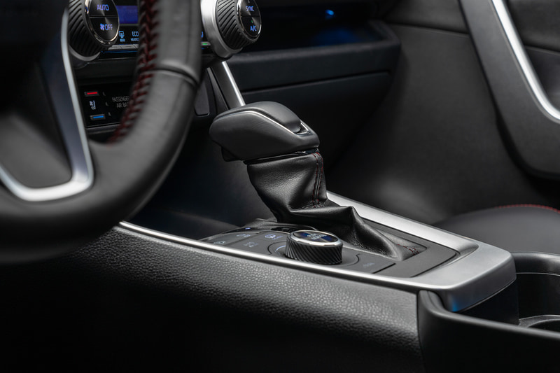 シートやステアリング、シフトセレクター、インテリアトリムなどにはレッドステッチが施される