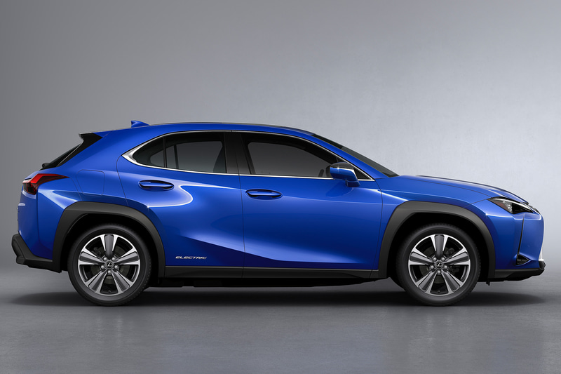 既存のUXと外観上での違いは、グレードを示すリアのバッヂとボディサイドの「ELECTRIC」バッヂ程度