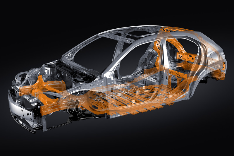 UX300eではバッテリーを保護するボディ構造を採用