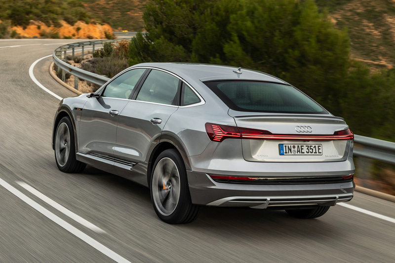 全高は1616mmとなっているが、バッテリーやモーターといったパワートレーンの重量物を低い位置にレイアウトしていることで、クーペライクデザインにふさわしいスポーティな走行性能を備えている