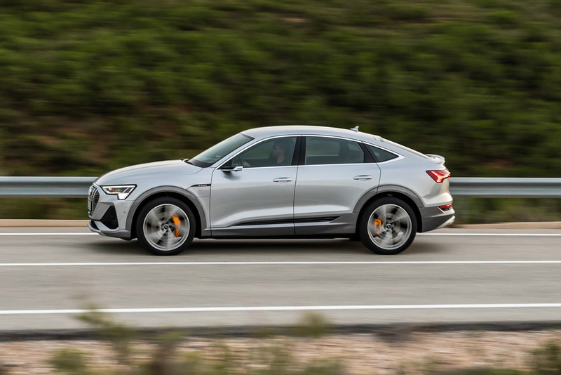 全高は1616mmとなっているが、バッテリーやモーターといったパワートレーンの重量物を低い位置にレイアウトしていることで、クーペライクデザインにふさわしいスポーティな走行性能を備えている