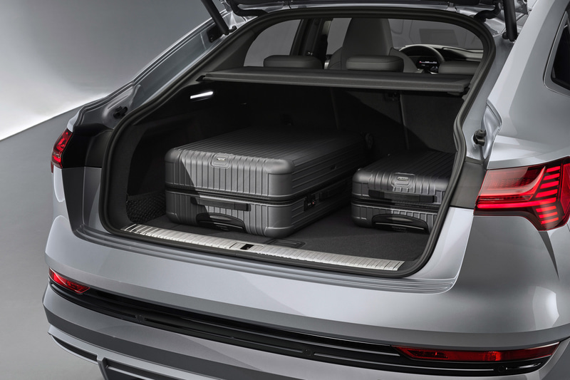 ラゲッジスペースは定員乗車時で615L。後席を前方格納すると最大1655Lまで拡大可能