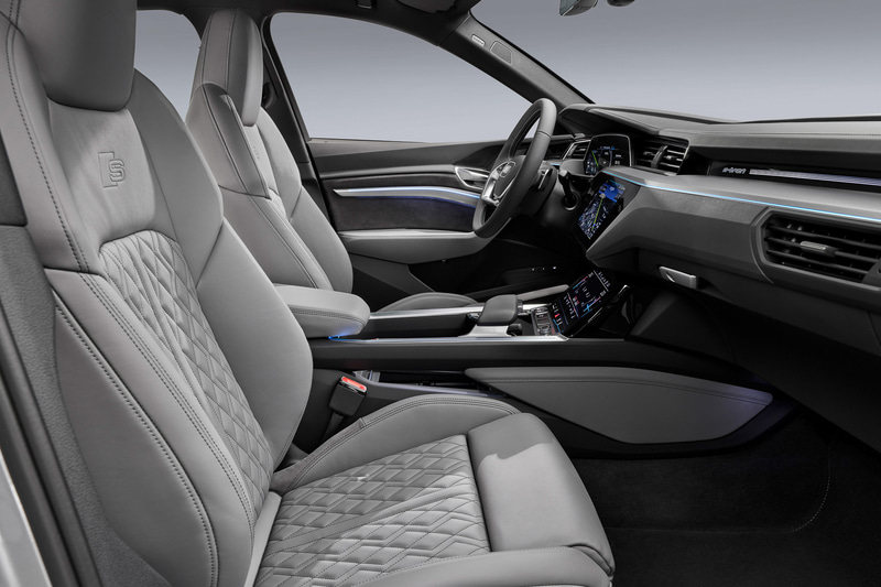 フロントシートは標準仕様のほか、スポーツシート、S スポーツシート、ベンチレーション機能やマッサージ機能付きカスタマイズシートを用意する