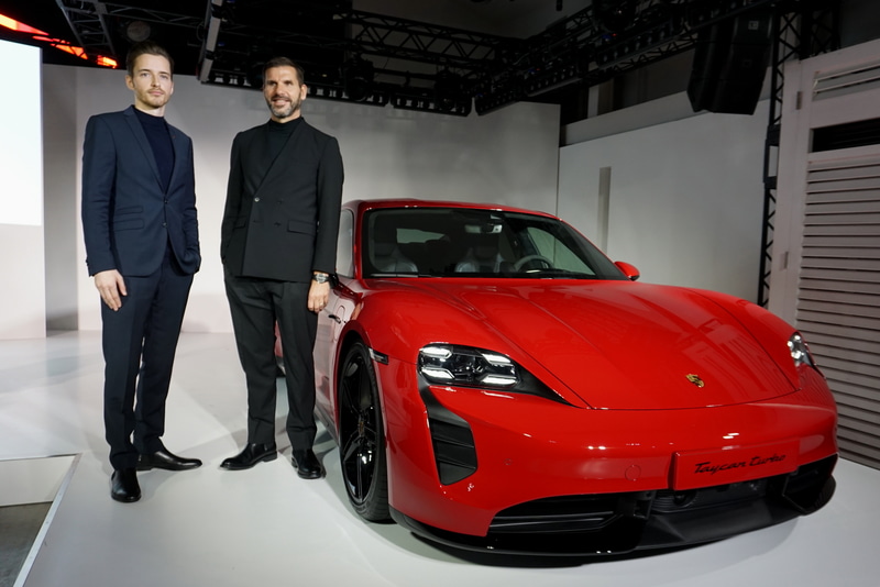 「タイカン」のプレスカンファレンスに出席したルシェジャパン株式会社 代表取締役社長 ミヒャエル・キルシュ氏（右）と、マーケティング部 プロダクトマネージャーのアレキサンダー・クワース氏（左）