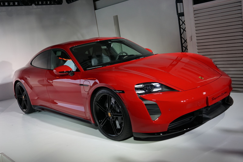 国内に導入されるタイカンのグレードは「ターボS」「ターボ」「4S」の3種類。ボディサイズは4963×1966×1378mm（ターボSの全長×全幅×全高。ターボの全高は1381mm）。車両重量はターボSが2295kg、ターボが2305kg、4Sが2140kg（パフォーマンスバッテリープラス装着時は2220kg）