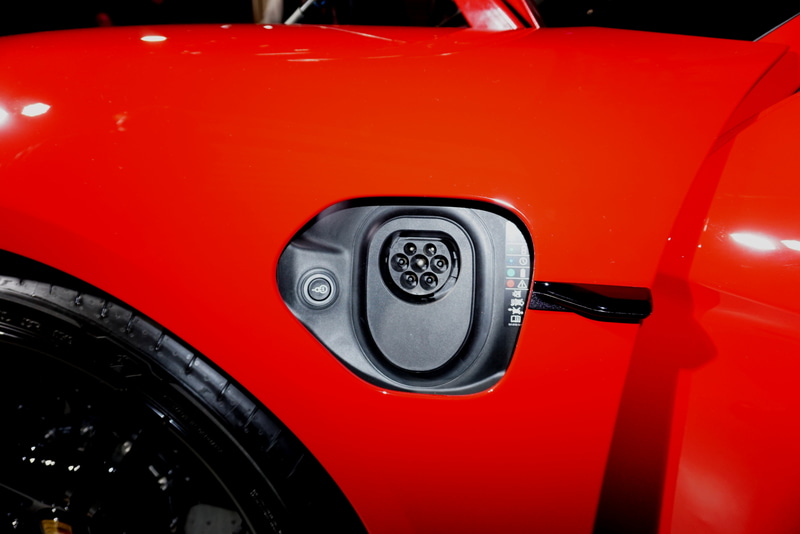 充電口はフロントフェンダーの両サイドに設けている。リッドに手をかざすと自動的に開くようになっている