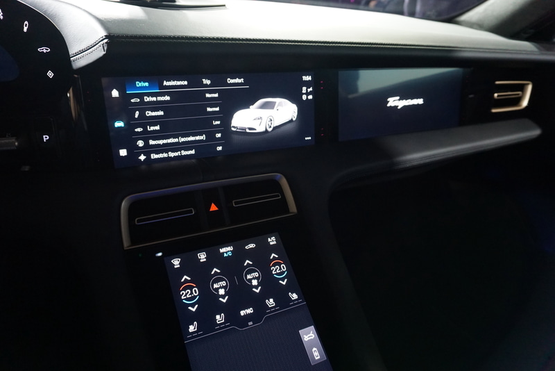センターコンソールはタッチコントロール式となっていて、メニューバーからナビゲーションやApple CarPlayなどの設定を操作する。タイカンはAppleMusicが車両に組み込まれた世界初のモデルで、Apple IDとポルシェIDをリンクさせることで5000万の音楽や特別なプレイリスト、ラジオなどを楽しむことができるという。ストリーミングに必要なデータ通信は3年間無料となっている。また、助手席には10.9インチのパッセンジャー用ディスプレイが装備されていて、パッセンジャーからナビゲーションや情報機能へのアクセスができる