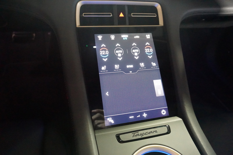 センターコンソールはタッチコントロール式となっていて、メニューバーからナビゲーションやApple CarPlayなどの設定を操作する。タイカンはAppleMusicが車両に組み込まれた世界初のモデルで、Apple IDとポルシェIDをリンクさせることで5000万の音楽や特別なプレイリスト、ラジオなどを楽しむことができるという。ストリーミングに必要なデータ通信は3年間無料となっている。また、助手席には10.9インチのパッセンジャー用ディスプレイが装備されていて、パッセンジャーからナビゲーションや情報機能へのアクセスができる