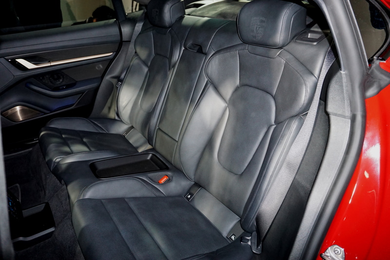 センターコンソールはタッチコントロール式となっていて、メニューバーからナビゲーションやApple CarPlayなどの設定を操作する。タイカンはAppleMusicが車両に組み込まれた世界初のモデルで、Apple IDとポルシェIDをリンクさせることで5000万の音楽や特別なプレイリスト、ラジオなどを楽しむことができるという。ストリーミングに必要なデータ通信は3年間無料となっている。また、助手席には10.9インチのパッセンジャー用ディスプレイが装備されていて、パッセンジャーからナビゲーションや情報機能へのアクセスができる