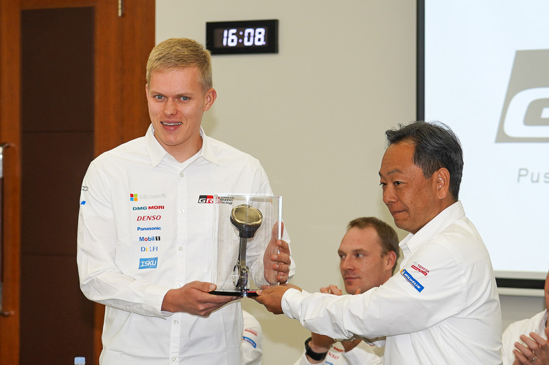 青木氏からタナック選手にピストン贈呈