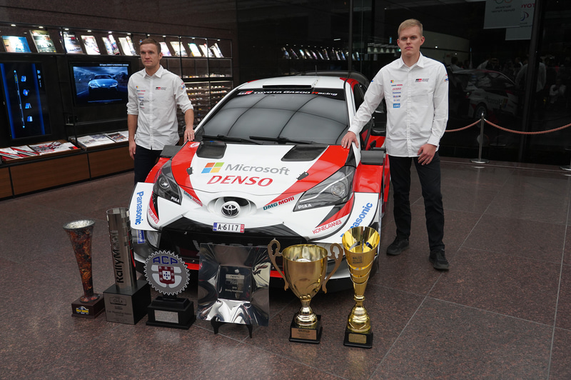 ドライバー王者となったオィット・タナック選手（右）とコ・ドライバー王者となったマルティン・ヤルヴェオヤ選手（左）