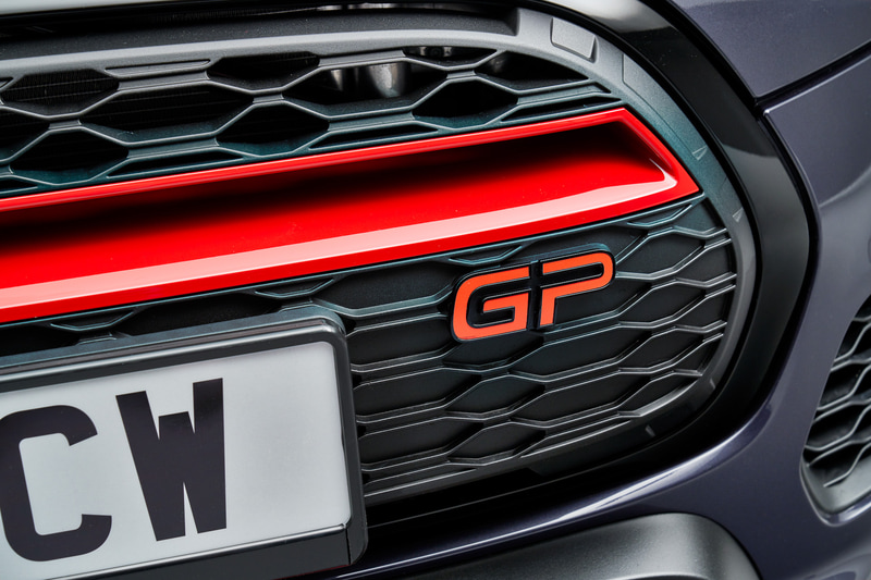 エクステリアではワイドなトレッド、大きなフロントエプロン、張り出したホイールアーチカバー（カーボンファイバー製）を備えたフロントデザインを採用するとともに、大型リアスポイラーやステンレススチール製ダブル・テールパイプも装備