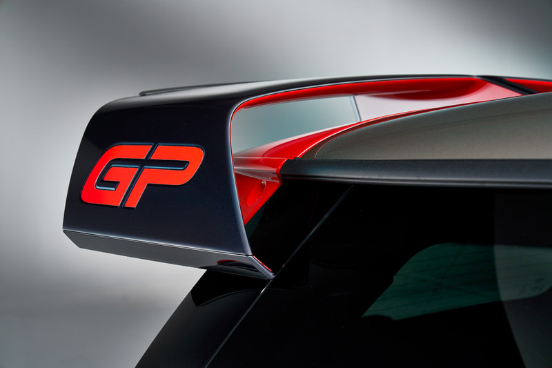 エクステリアではワイドなトレッド、大きなフロントエプロン、張り出したホイールアーチカバー（カーボンファイバー製）を備えたフロントデザインを採用するとともに、大型リアスポイラーやステンレススチール製ダブル・テールパイプも装備