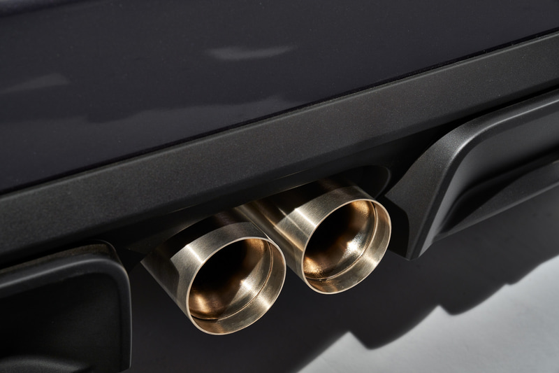 エクステリアではワイドなトレッド、大きなフロントエプロン、張り出したホイールアーチカバー（カーボンファイバー製）を備えたフロントデザインを採用するとともに、大型リアスポイラーやステンレススチール製ダブル・テールパイプも装備