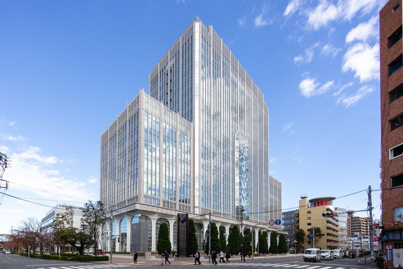 東京工科大学・日本工学院専門学校 3号館。蒲田駅周辺のランドマークとなる大きな建物