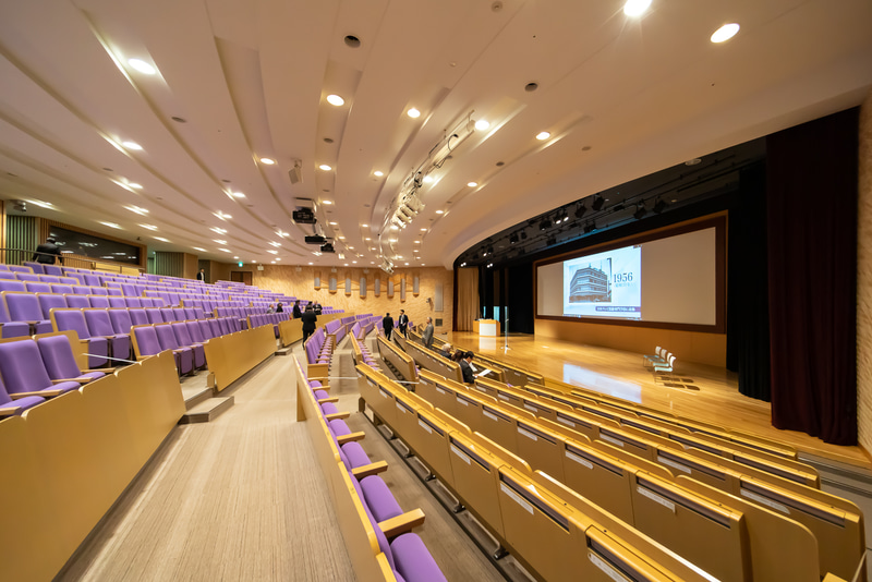 講演会場となった地下1階にある片柳記念ホール。約550名を収容可能