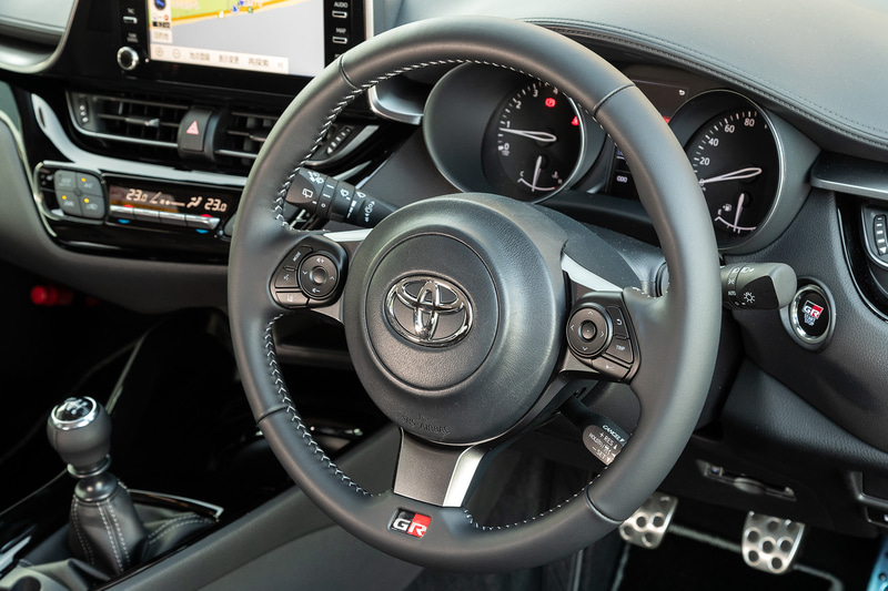 インテリアではGR SPORT専用の本革巻き小径3本スポークステアリングホイール、インストルメントパネル加飾＆ドアインナーガーニッシュ（GR専用金属調ダークシルバー塗装）、スポーティシート（GRエンブレム付＋シルバーダブルステッチ付）、アルミペダルなどを装備
