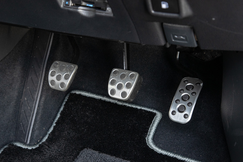 インテリアではGR SPORT専用の本革巻き小径3本スポークステアリングホイール、インストルメントパネル加飾＆ドアインナーガーニッシュ（GR専用金属調ダークシルバー塗装）、スポーティシート（GRエンブレム付＋シルバーダブルステッチ付）、アルミペダルなどを装備