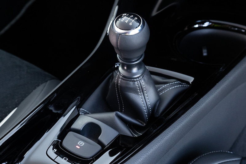 インテリアではGR SPORT専用の本革巻き小径3本スポークステアリングホイール、インストルメントパネル加飾＆ドアインナーガーニッシュ（GR専用金属調ダークシルバー塗装）、スポーティシート（GRエンブレム付＋シルバーダブルステッチ付）、アルミペダルなどを装備