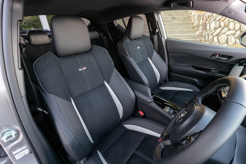 インテリアではGR SPORT専用の本革巻き小径3本スポークステアリングホイール、インストルメントパネル加飾＆ドアインナーガーニッシュ（GR専用金属調ダークシルバー塗装）、スポーティシート（GRエンブレム付＋シルバーダブルステッチ付）、アルミペダルなどを装備